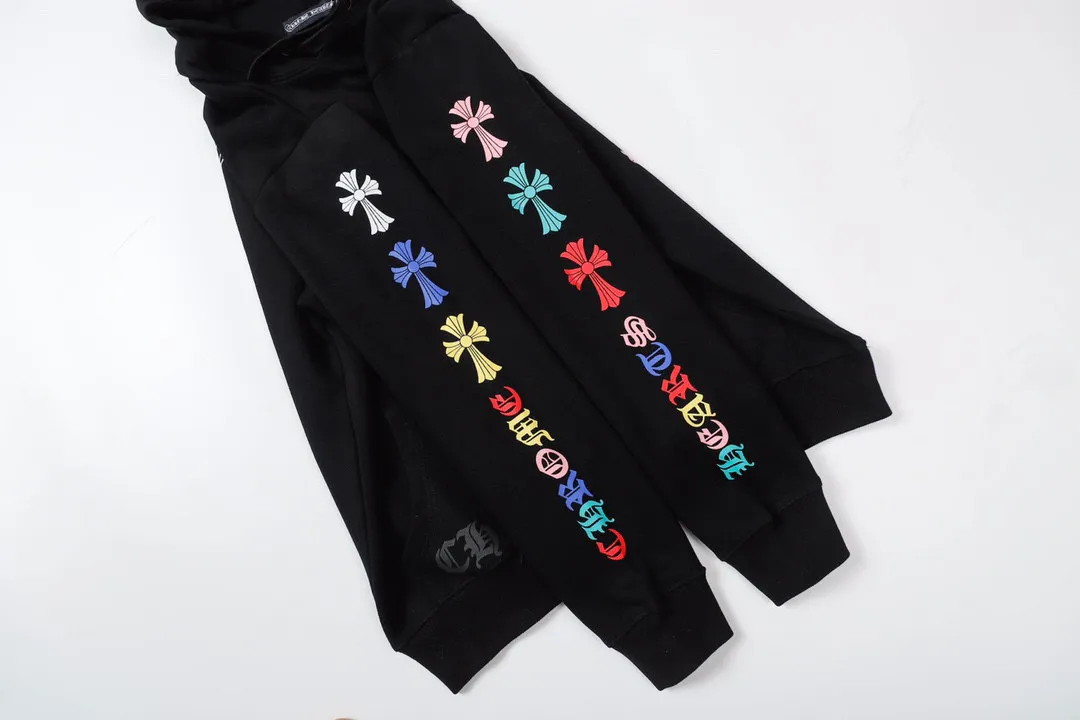 M25—P210 -Chrome Hearts/Chrome Hearts printed sweatshirt cardigan jacket -420 grams of high-density, high-quality wool, soft, delicate and skin-friendly, soft and silky to the touch, warm and skin-friendly -The hardware zipper accessories are all customized and full of details -Colour: black white -Size: S M L XL